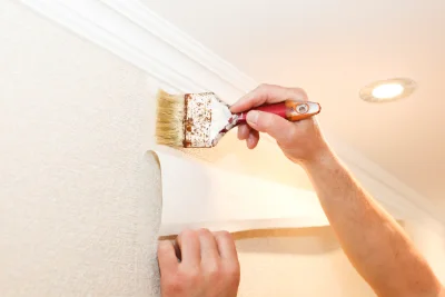 Pose de papier peint aux Marais — revêtements muraux et toiles de verre